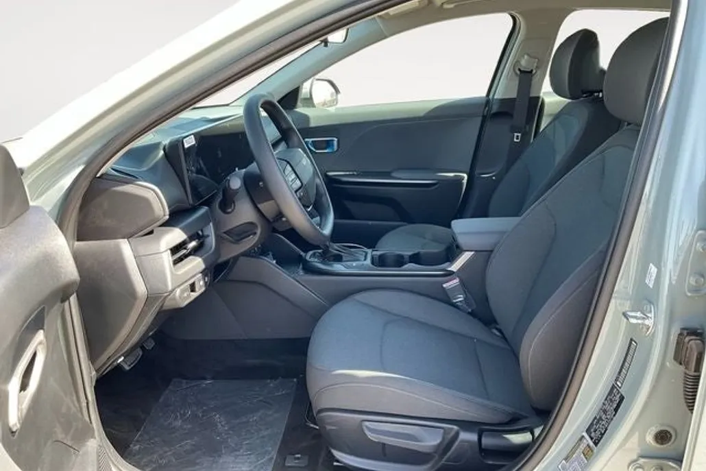2025 Kia K4 LXS photo 1