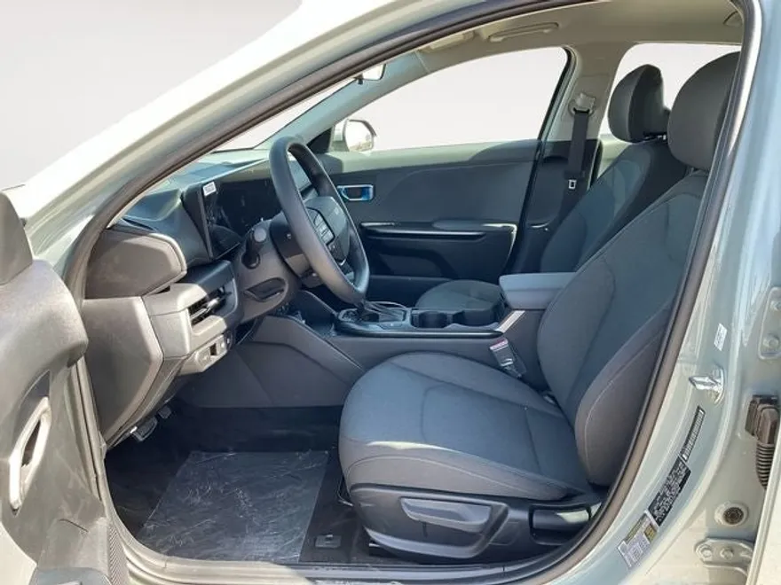 2025 Kia K4 LXS photo 1