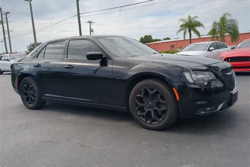2018 Chrysler 300 S photo 1