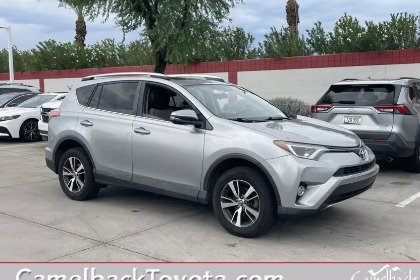 2016 Toyota RAV4 XLE photo 1