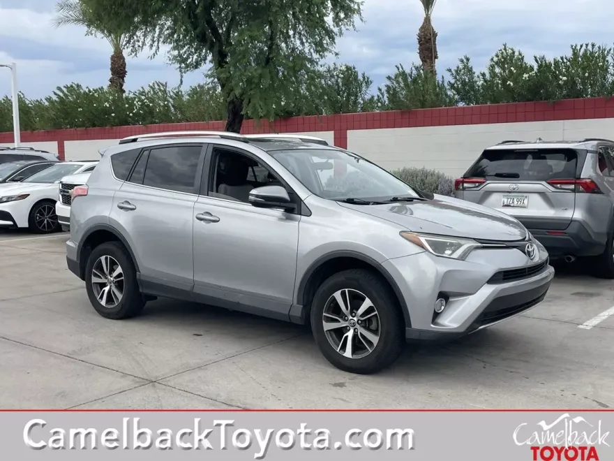 2016 Toyota RAV4 XLE photo 1