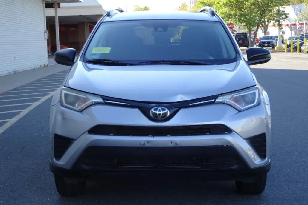 2017 Toyota RAV4 LE photo 1