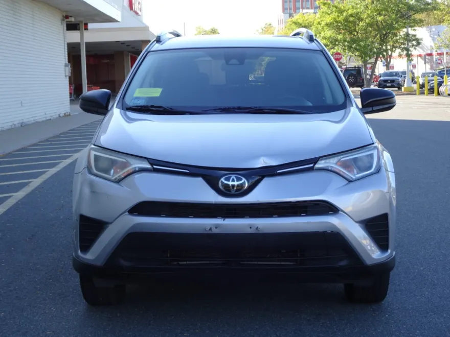2017 Toyota RAV4 LE photo 1