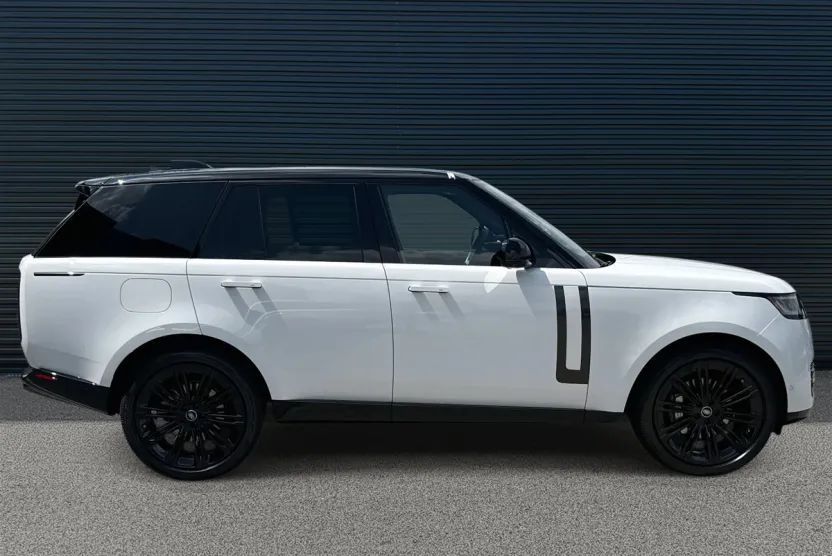 2025 Land Rover Range Rover SE photo 1