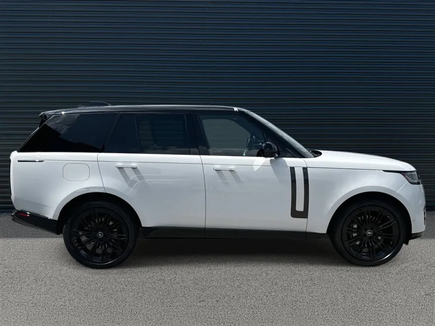 2025 Land Rover Range Rover SE photo 1