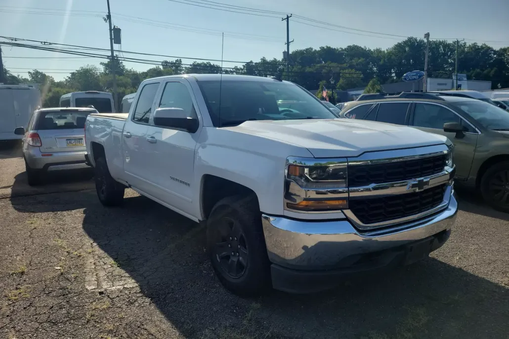 2018 Chevrolet Silverado 1500 LT photo 1