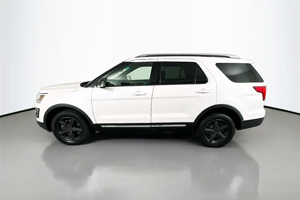 2016 Ford Explorer XLT photo 1