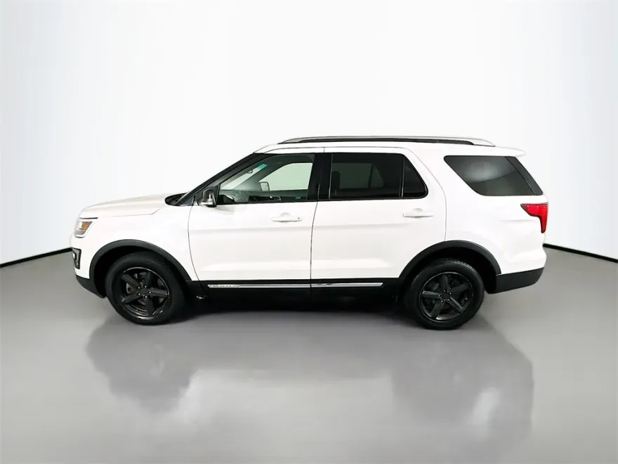 2016 Ford Explorer XLT photo 1