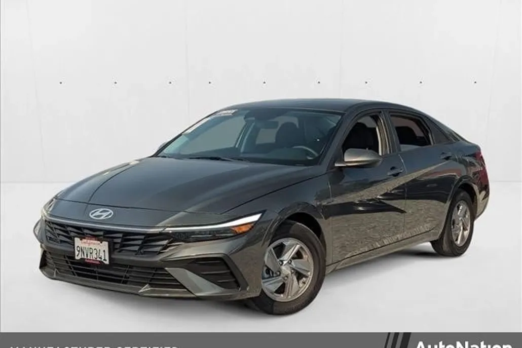 2025 Hyundai Elantra SE photo 1