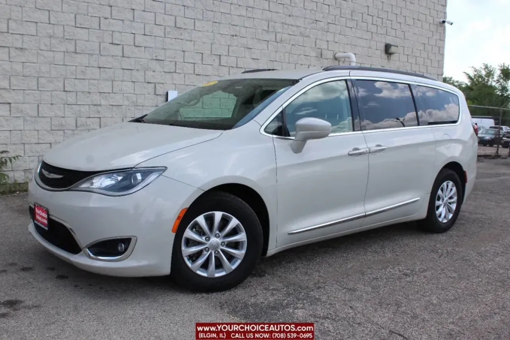 2017 Chrysler Pacifica Touring L photo 1