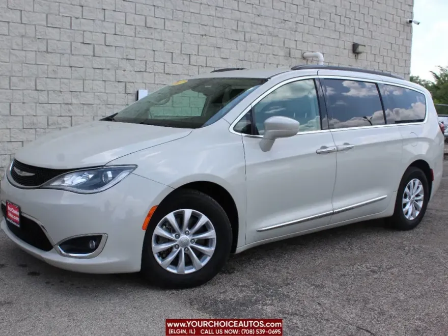 2017 Chrysler Pacifica Touring L photo 1
