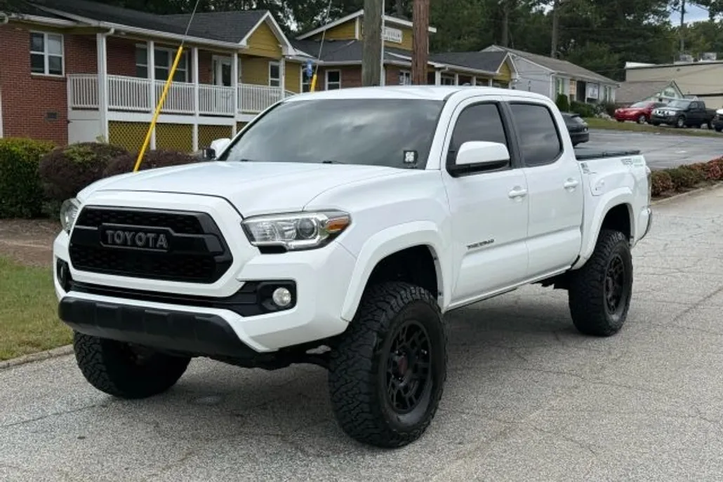 2017 Toyota Tacoma Double Cab SR5 photo 1