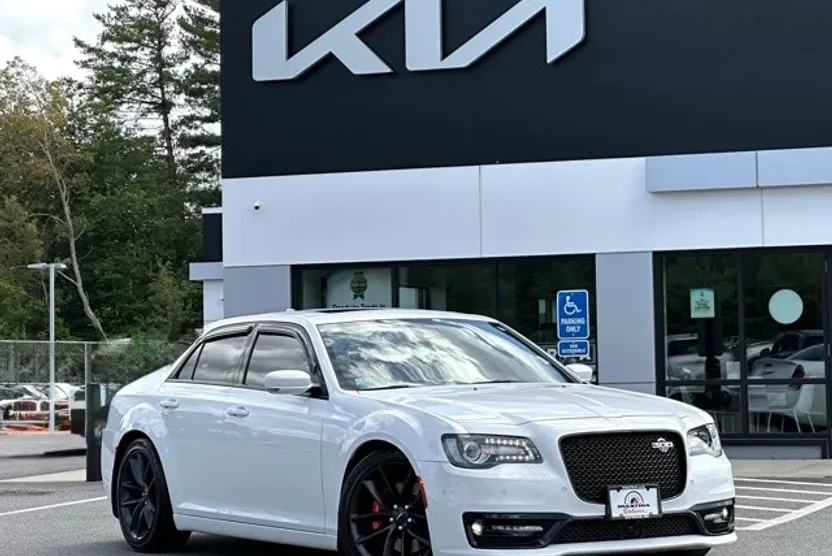 2023 Chrysler 300 C photo 1