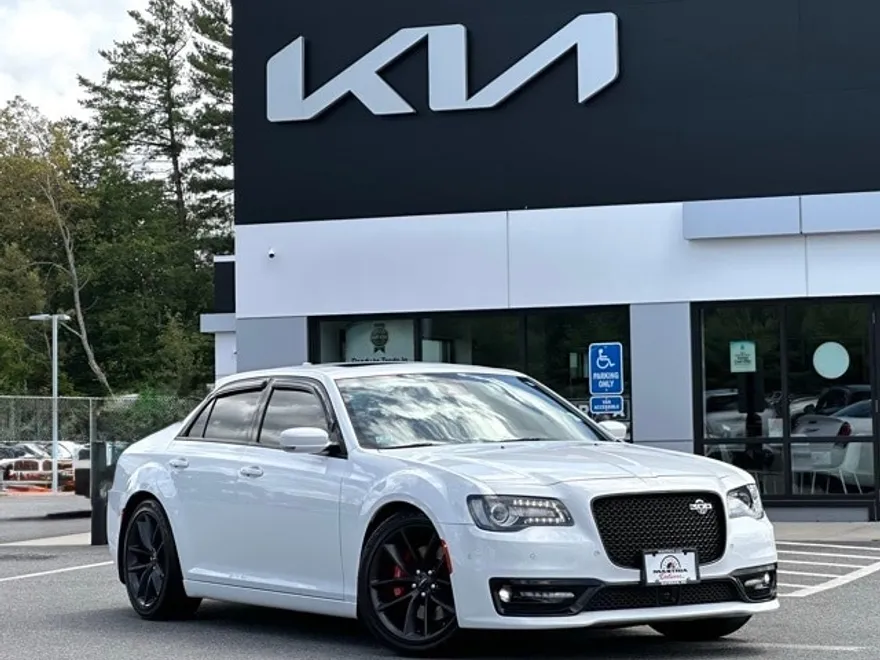 2023 Chrysler 300 C photo 1