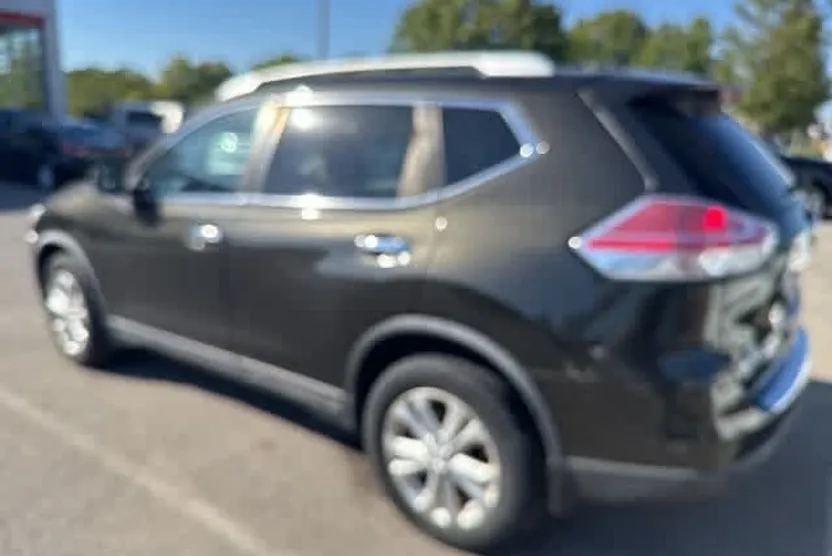 2016 Nissan Rogue SV photo 1