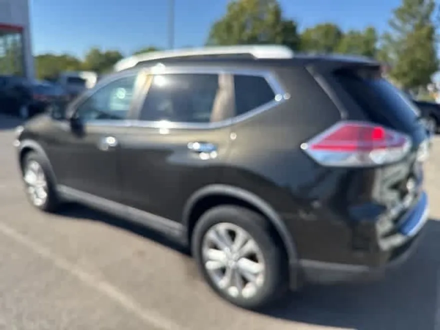 2016 Nissan Rogue SV photo 1