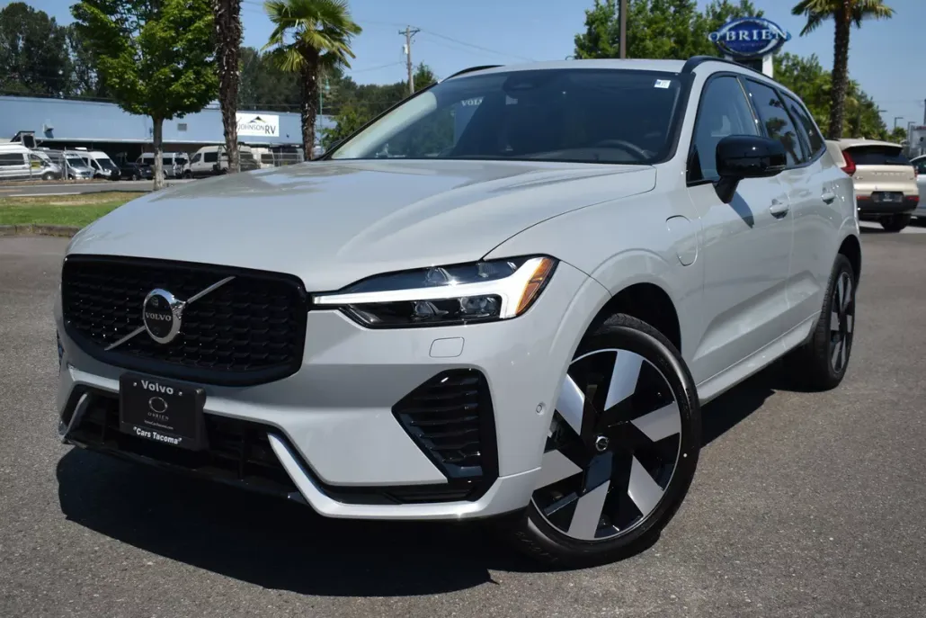 2025 Volvo XC60 T8 Plus photo 1