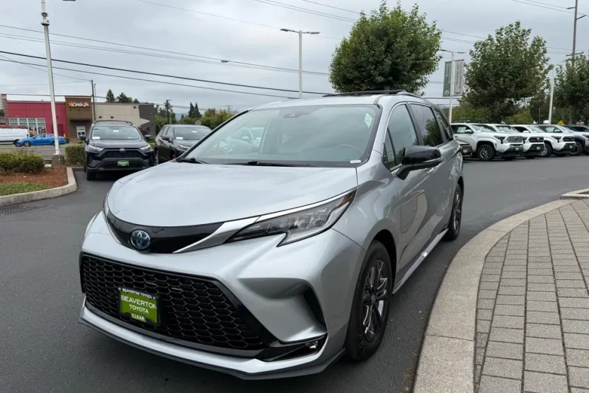 2024 Toyota Sienna XSE photo 1