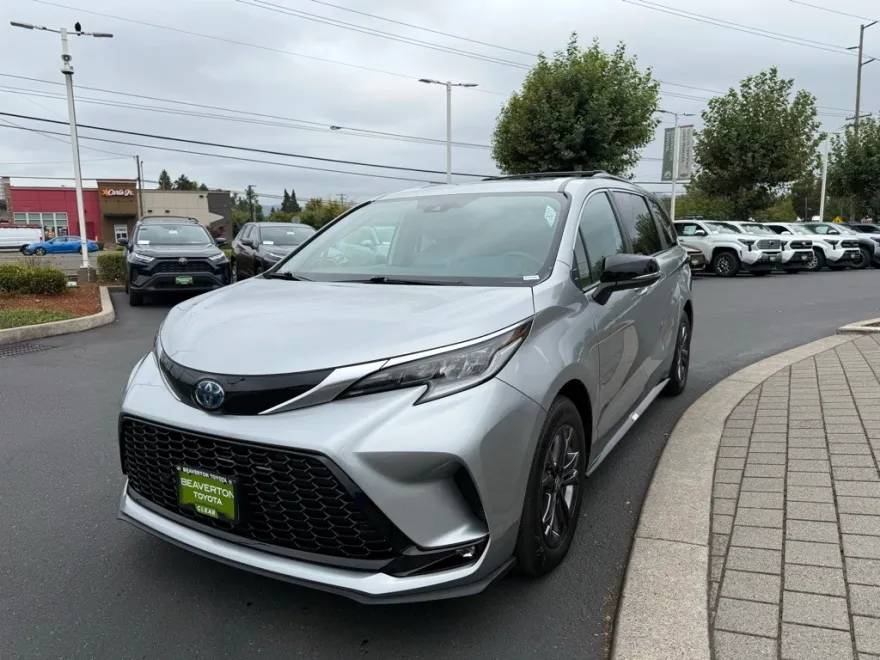 2024 Toyota Sienna XSE photo 1