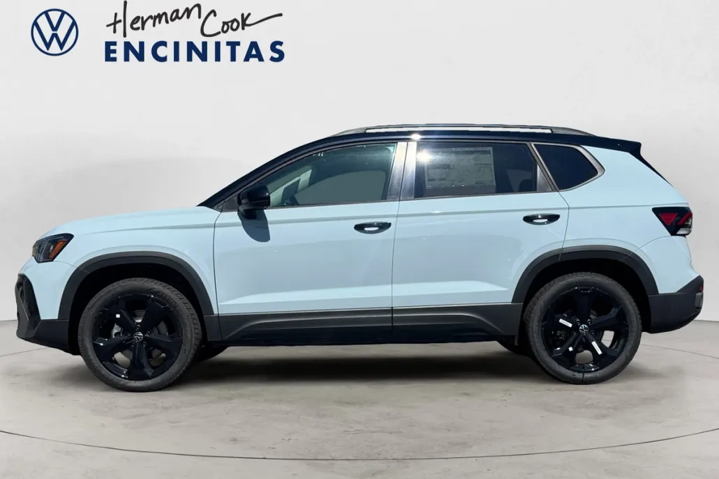 2025 Volkswagen Taos SE photo 1