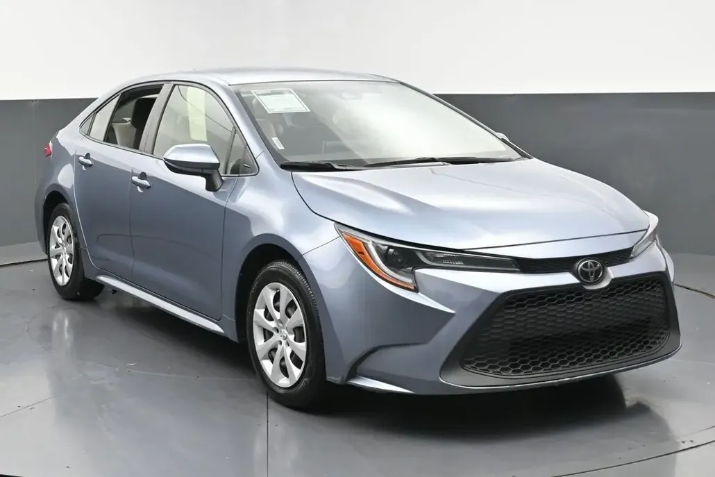 2020 Toyota Corolla LE photo 1