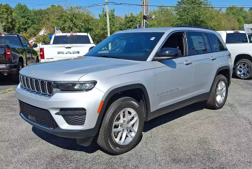 2025 Jeep Grand Cherokee Laredo photo 1