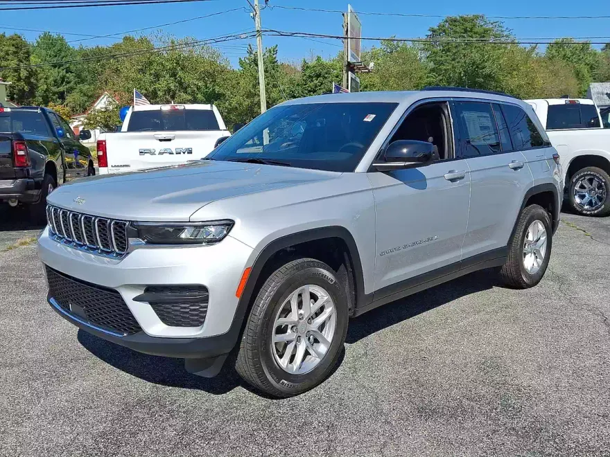 2025 Jeep Grand Cherokee Laredo photo 1
