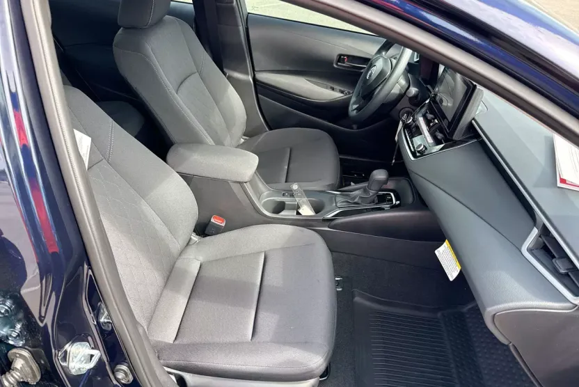 2025 Toyota Corolla LE photo 1