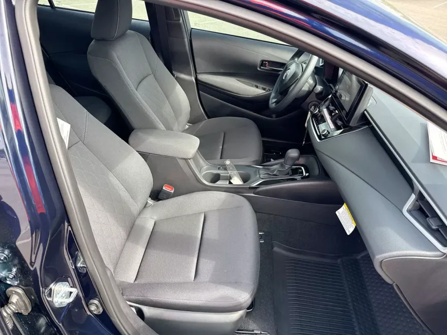 2025 Toyota Corolla LE photo 1