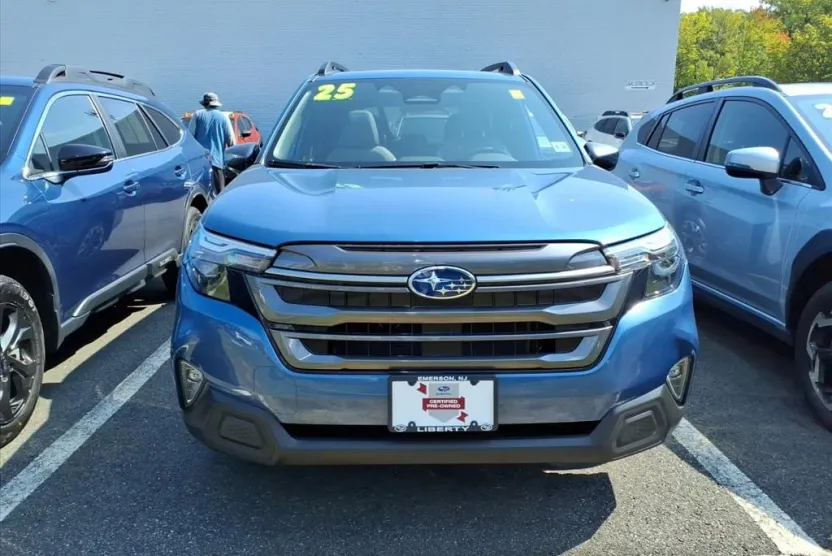 2025 Subaru Forester Premium photo 1