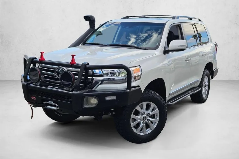 2017 Toyota Land Cruiser photo 1