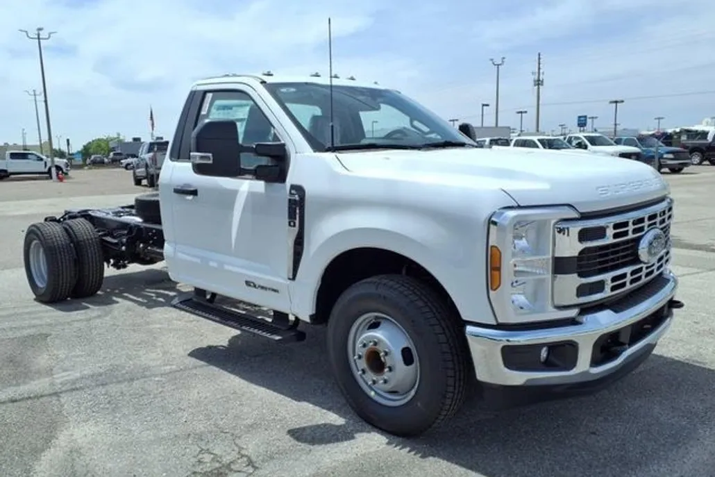 2025 Ford F-350 XL photo 1