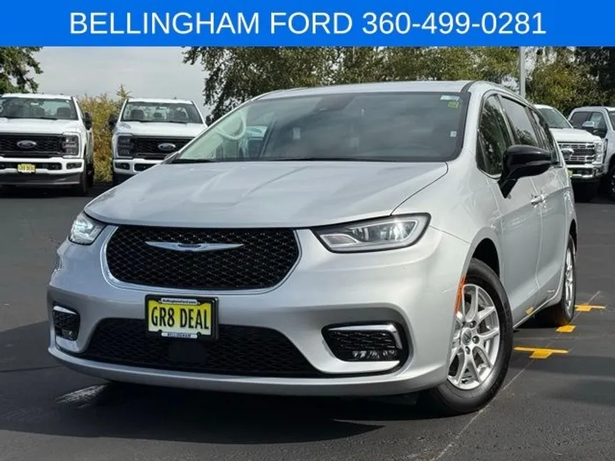 2024 Chrysler Pacifica Touring L photo 1