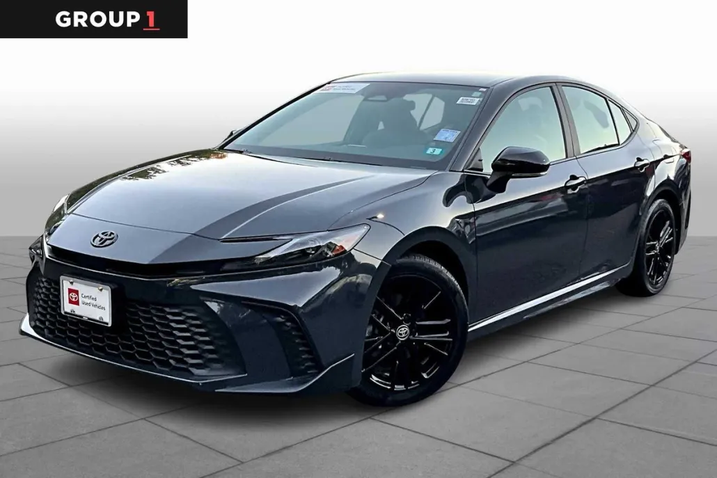 2025 Toyota Camry SE photo 1