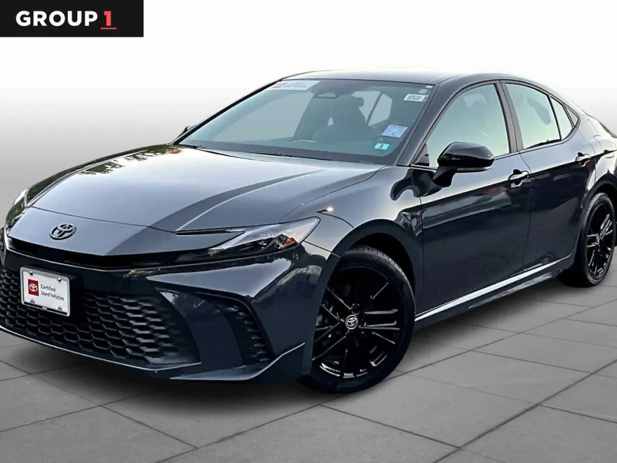 2025 Toyota Camry SE photo 1