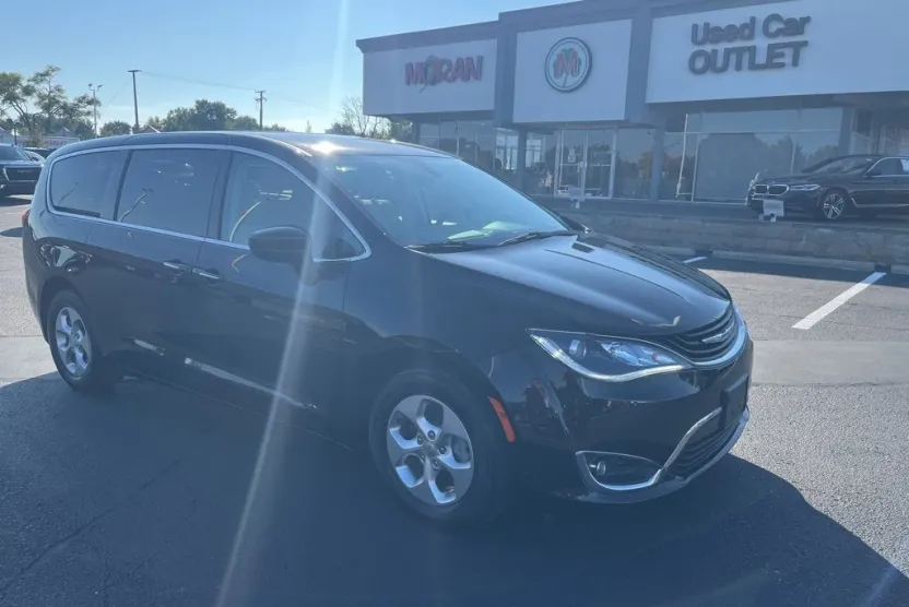 2017 Chrysler Pacifica Hybrid Touring Plus photo 1