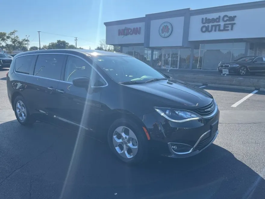 2017 Chrysler Pacifica Hybrid Touring Plus photo 1