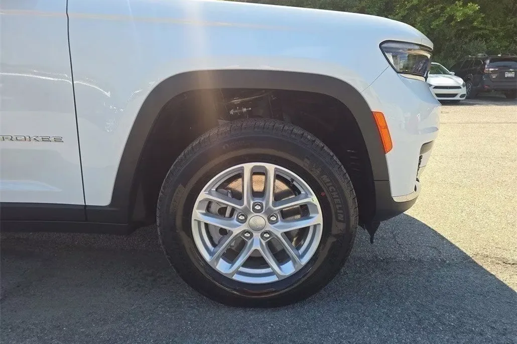 2025 Jeep Grand Cherokee Laredo photo 1