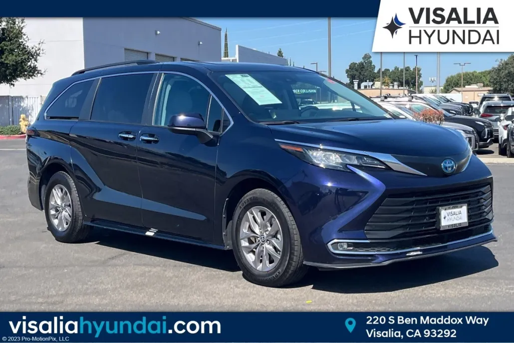 2023 Toyota Sienna XLE photo 1