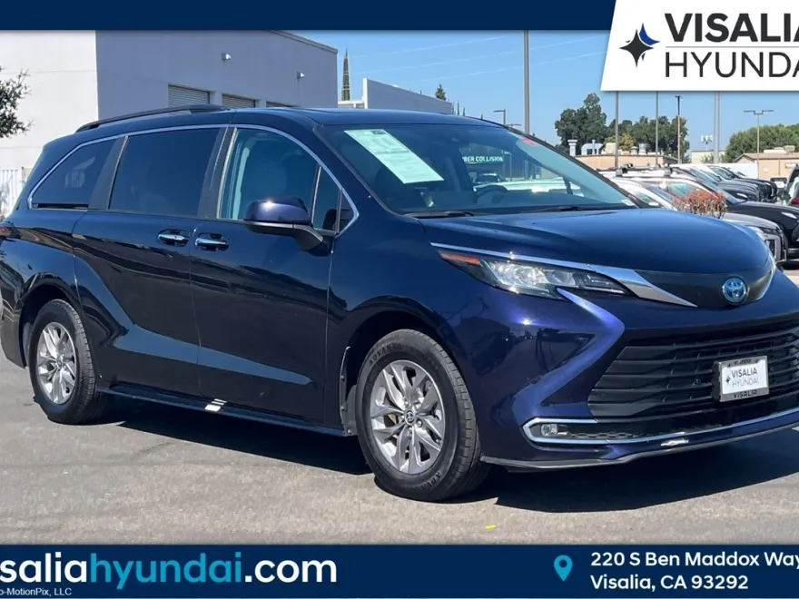 2023 Toyota Sienna XLE photo 1