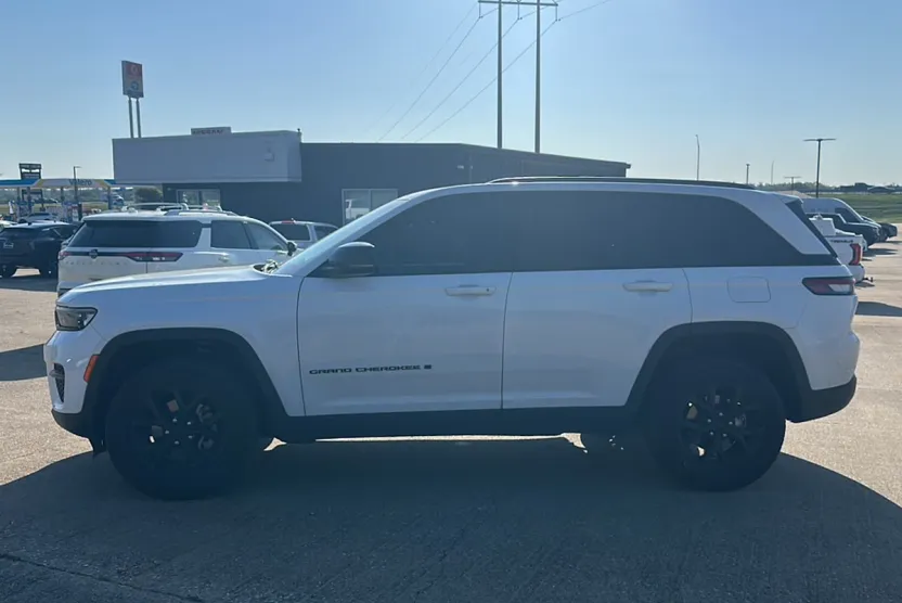 2024 Jeep Grand Cherokee Altitude photo 1