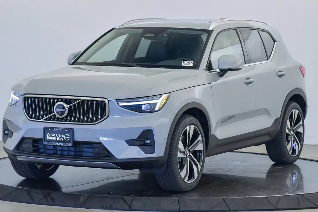 2025 Volvo XC40 AWD Plus photo 1