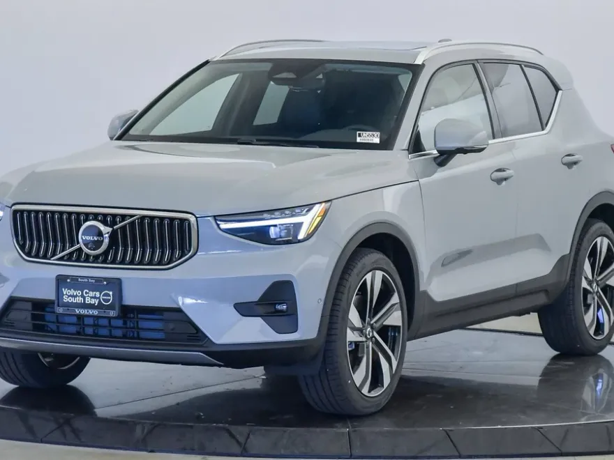 2025 Volvo XC40 AWD Plus photo 1