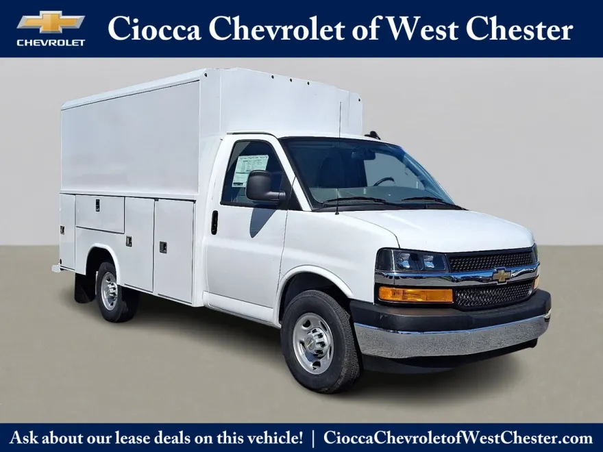 2025 Chevrolet Express Cutaway 3500 photo 1