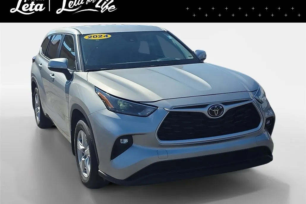 2024 Toyota Highlander LE photo 1