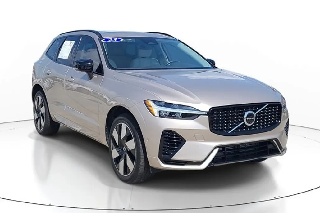 2023 Volvo XC60 Recharge Hybrid T8 eAWD Plus photo 1