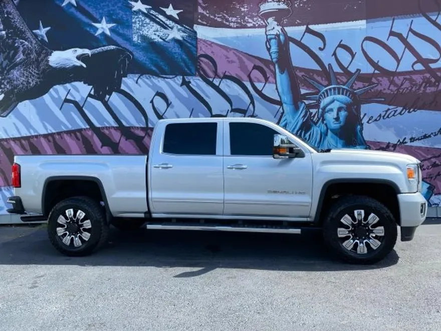2018 Gmc Sierra 2500 HD Denali photo 1