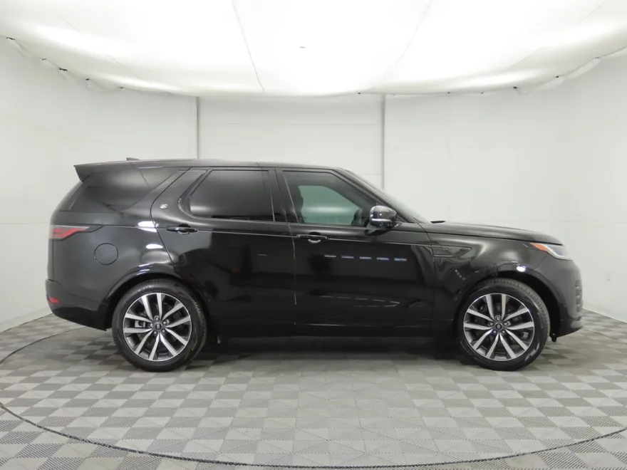 2024 Land Rover Discovery SE photo 1