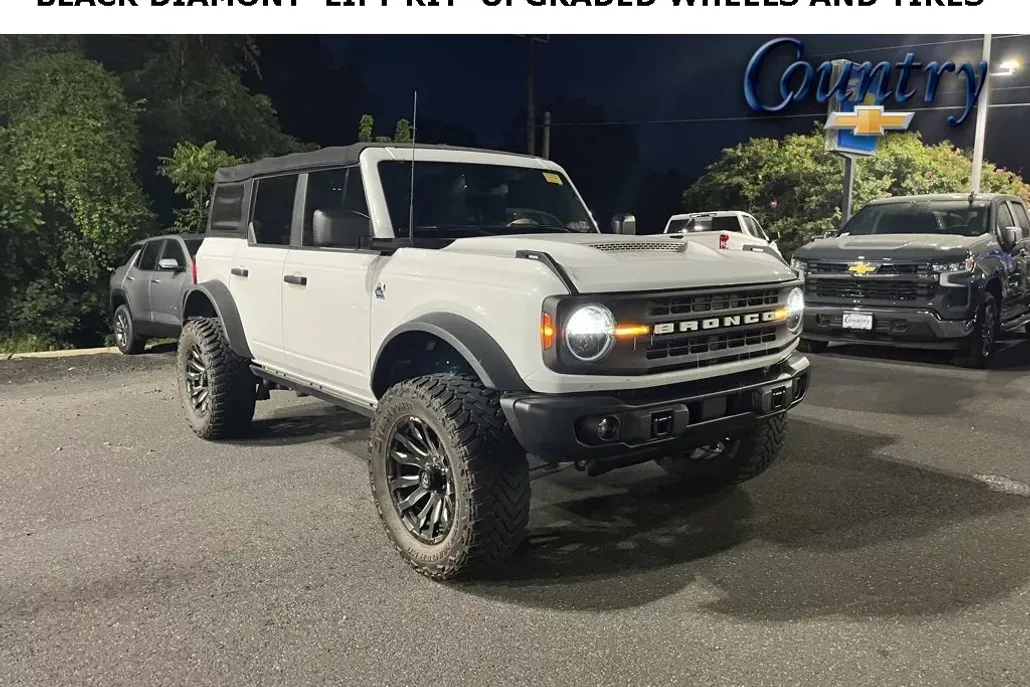 2022 Ford Bronco Base photo 1