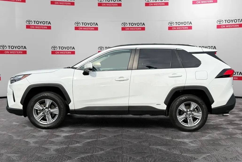 2022 Toyota RAV4 Hybrid XLE photo 1